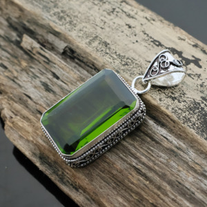 Colgante rectangular con piedra preciosa verde peridoto – Colgante relleno de plata - Product Image 4