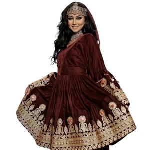 Ensemble ethnique Salwar Kameez de créateur haut de gamme en velours bordeaux profond, comprenant un magnifique pantalon évasé au niveau du genou - Product Image 4