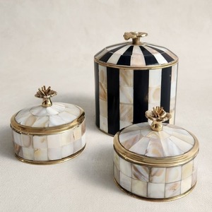 Nouvelle boîte décorative Chelsey Circus de taille moyenne, noire et or, avec incrustation de os rayée, pot de rangement avec couvercle en laiton pour la décoration de maison de luxe - Product Image 6