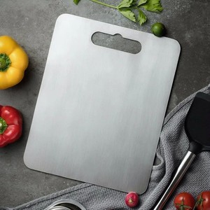 Planche à découper en acier inoxydable antirouille, surface de découpe robuste et durable avec poignée pour la préparation de la viande et des légumes, usage domestique - Product Image 2