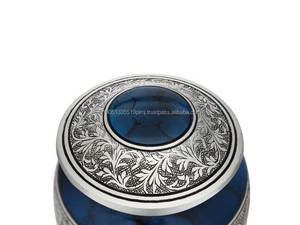 Urna Funeraria de Aluminio de 10 Pulgadas con Diseño Único de Cruz de Alas Grabada, Estilo Americano, Biodegradable y Personalizable, Suministros Funerarios al por Mayor - Product Image 4