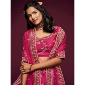 Lehenga Choli de mariage en soie brodée taille plus en rose - Product Image 2