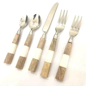 Juego de cubiertos de cocina de acero inoxidable de diseño moderno con mangos de madera natural y resina blanca, vajilla para hotel a precio de fábrica. - Product Image 1