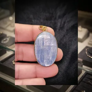 Pendentif en laiton avec kyanite naturelle, pierre précieuse bleue, fait main, pour la création de bijoux - Product Image 1