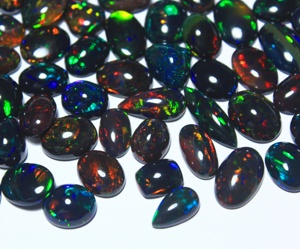 Opale noire éthiopienne naturelle, cabochon de haute qualité, couleur fumée traitée avec jeu de couleurs/effet de feu, pour la fabrication de bijoux, tailles calibrées - Product Image 2