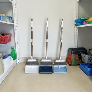 Ensemble balai et pelle 2-en-1 avec manche en acier, poils légers à dents, pelle en plastique de taille moyenne, style moderne pour le nettoyage des sols - Product Image 1