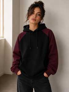 Sweat-shirt unisexe oversize à blocs de couleur noir et bordeaux, manches raglan, style streetwear décontracté, en molleton bouclette 100% coton - Product Image 2