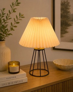 Lampe de table en fer blanc de conception moderne faite à la main avec abat-jour en tissu, ampoules halogènes, écologique, pour le salon et la décoration de table d'appoint - Product Image 1