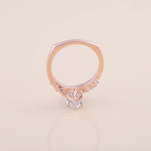 Anillo de Compromiso con Diamante Cultivado en Laboratorio de Corte Marquesa de 1.30CT |   Anillo de Oro Blanco y Amarillo de 9K con Certificado IGI, Chapado en Rodio - Product Image 6