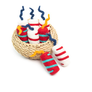 Juguete infantil de fieltro hecho a mano para el 4 de julio, con forma de petardo, para juego de simulación del Día de la Independencia, artesanía de lana de comercio justo, adorno. - Product Image 2