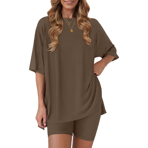 Ensemble 2 pièces en tricot rouge pour femmes, haut à col rond ample à manches courtes avec short au-dessus du genou, uni, respirant, décontracté, pour le printemps et l'été - Product Image 2