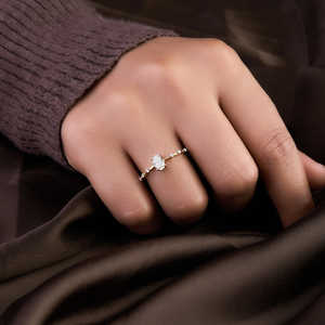 Anillo de compromiso de diamante ovalado de oro amarillo de 14 quilates Purecarat elegante y lujoso - Product Image 4