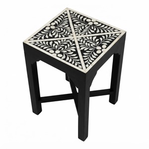 Taburete con incrustaciones de hueso en blanco y negro, mesa auxiliar de lujo con patrón floral geométrico, mesa auxiliar de madera maciza ecológica personalizada en venta - Product Image 1