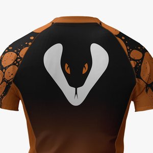 เสื้อรัดกล้ามเนื้อแขนสั้น Venomous Fight Gear สำหรับผู้ชาย แห้งเร็ว ผลิตจากโพลีเอสเตอร์ เหมาะสำหรับฝึกซ้อม MMA BJJ สีส้มดำ พิมพ์ลายแบบ Sublimation - Product Image 3