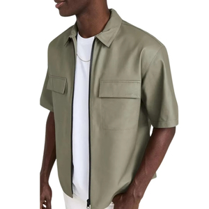 เสื้อเชิ้ตหนังเทียมแบบเรียบมีซิป คอวี แขนสั้นทรงหลวม มีกระเป๋าหน้าอก สไตล์ฮิปฮอป คาวบอย สำหรับผู้ชายไซส์ใหญ่  โลโก้แบบสั่งทำทันสมัย - Product Image 5