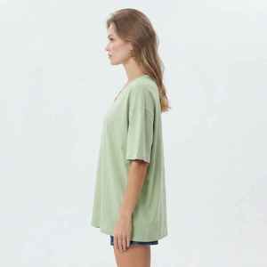 Camiseta de Mujer con Cuello en V, Color Verde Claro, Corte Holgado, 100% Algodón, Estilo Casual, con Logotipo, para Primavera/Verano - Product Image 5