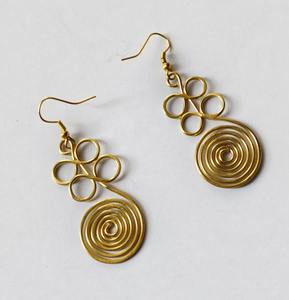 Boucles d'oreilles pendantes en fil de laiton de qualité export pour femmes, finition texturée, style artisanal pour tenues bohèmes et de festival, en vente - Product Image 3