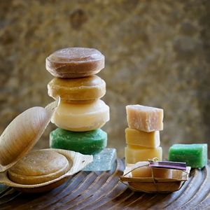 Jabón Herbal Artesanal con Cúrcuma y Melón Amargo, Nutrición Profunda para la Piel, Venta al por Mayor para Exportación - Product Image 4