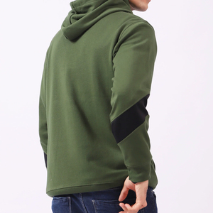 เสื้อฮู้ดผู้ชายสีเขียวมะกอก ทรงปกติ ผ้าฟลีซ สีพื้น สวมใส่สบาย มีกระเป๋าและแถบสีดำที่แขนเสื้อ - Product Image 2