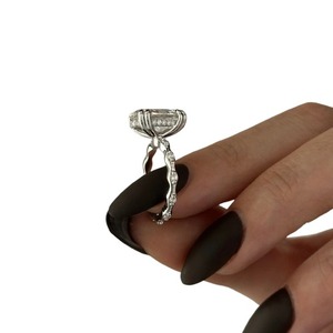 Bague de fiançailles de luxe avec diamant ovale de 5 carats cultivé en laboratoire, halo caché et double griffes en or 14K, 18K ou platine - Product Image 4