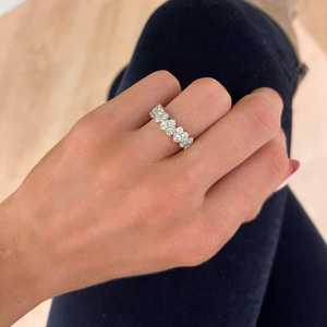 Bagues empilables en or massif 14k 18k avec diamants de laboratoire ronds en forme de cœur, demi-éternité à griffes, minimalistes, pour usage quotidien et alliance de mariage - Product Image 2