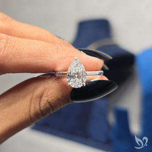 Anillo de compromiso de oro blanco de 10K con diamante de laboratorio talla pera y montura catedral en forma de lágrima - Product Image 5