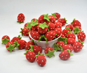 Fraise en feutre écologique fabriquée à la main, fruit artificiel adorablement réaliste pour la décoration et le jeu - Product Image 5