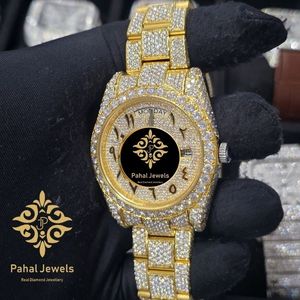 นาฬิกาข้อมือผู้หญิง Pahal Jewels หรูหรา ตัวเรือนสแตนเลสสตีลสีทอง ประดับเพชร หน้าปัดแซฟไฟร์ทรงกลมขนาด 40 มม. สายแบบพับได้ - Product Image 3