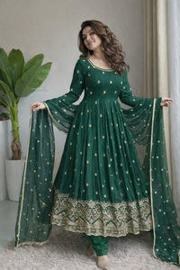 Conjunto de traje festivo de tres piezas para mujer: Kurta acampanada de seda Chinon con efecto espejo, pantalones de algodón y dupatta con acabado, acolchado y cosido. - Product Image 5