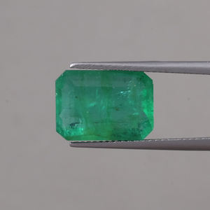 Esmeralda Natural Suelta Certificada por IGI, 6.23 Quilates, Corte Octogonal 13x9mm, Tallada a Mano, Pulida, Verde Claro, Encerada/Aceitada, Gema Excelente - Product Image 1