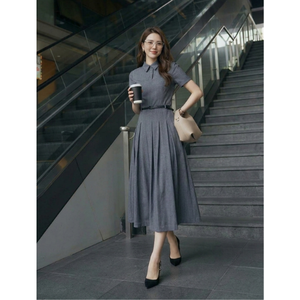 Robe midi grise pour femme la plus vendue, à manches courtes, col polo, plissée, coupe trapèze avec ceinture, élégante, pour le bureau, vente en gros - Product Image 1