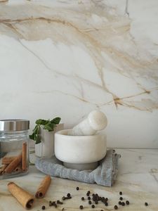 Mortero y pilón de mármol blanco natural para moler especias, hierbas y preparar salsas con una base resistente y pesada. - Product Image 5