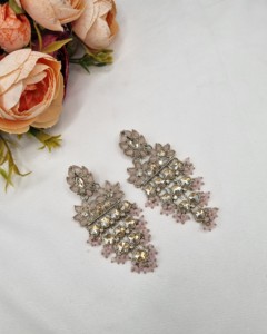 Boucles d'oreilles pendantes multicouches à motif floral personnalisé avec perles, bijoux fantaisie finition or antique pour femmes, fabricants - Product Image 1