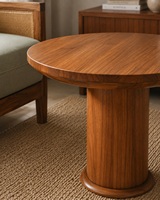 Table basse ronde en teck avec plateau en bois et pieds sur piédestal, finition naturelle, pour salon, appartement, hôtel, modèle TAB47