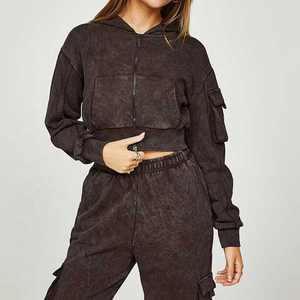 Ensemble de survêtement pour femme avec logo personnalisé, comprenant un sweat-shirt à capuche court et un pantalon de jogging à jambe droite, en tissu polaire. - Product Image 3