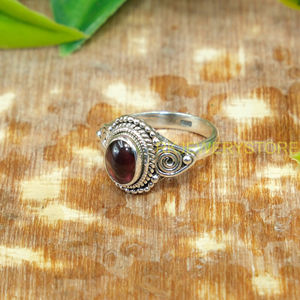 Anillo Artesanal de Plata de Ley 925 con Cabujón de Granate y Detalles en Latón, Diseño Espiral Bohemio Vintage, Anillo de Diseño para Mujer - Product Image 5