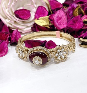 Pulsera de diseño clásica con acabado dorado de la mejor calidad y aspecto de piedras, para mujeres, colección para bodas y fiestas, para mujeres y niñas. - Product Image 2