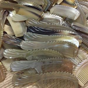 Peignes en corne de buffle faits à la main - Product Image 1