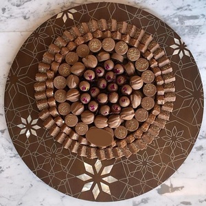 Plateau rond géométrique en bois moderne pour l'arrangement de chocolats avec des confiseries de luxe assorties, idéal pour le Ramadan - Product Image 1