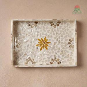 Plateau rectangulaire en nacre avec motif floral doré, vaisselle artisanale bohème, plateau de service décoratif - Product Image 2