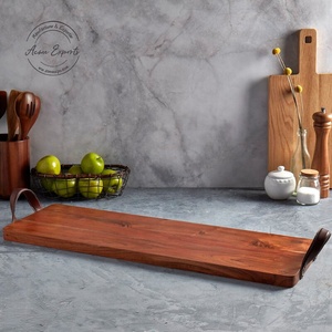 Long plateau de service en bois avec poignées en cuir parfait pour les collations, les boissons et la décoration design élégant pour la maison et l'hôtellerie - Product Image 1