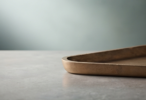 Plateau de service triangulaire en aluminium coulé doré, surface lisse avec poignée, pour présentation alimentaire, directement de l'usine - Product Image 3
