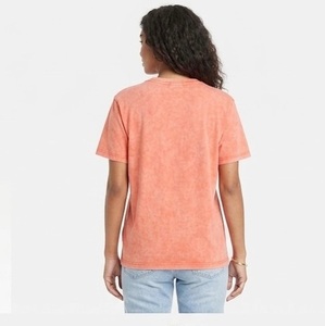 เสื้อยืดคอกลมสไตล์วินเทจสีคอรัล ยูนิเซ็กซ์ ผ้าฝ้าย 100% ทรงหลวม สวมใส่สบาย สีพื้น ผ้าเจอร์ซีย์ถัก ระบายอากาศได้ดี มีโลโก้ เหมาะสำหรับฤดูใบไม้ผลิและฤดูร้อน - Product Image 4