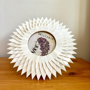 Cadre photo rond décoratif en os incrusté fait main, motif soleil éclatant, support photo mural étoilé, décoration murale artisanale pour la maison - Product Image 1
