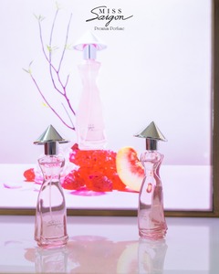 Perfume Femenino Marca Vietnam, Aroma Frutal, 50ml, Eau de Parfum, Spray de Larga Duración – Miss Saigon Elegance Ruby - Product Image 4