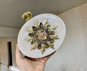 Pochette ronde en résine cristal et pierre ornée d'un sac à main en acrylique pour femmes et filles par Tayyab Handicraft - Product Image 3