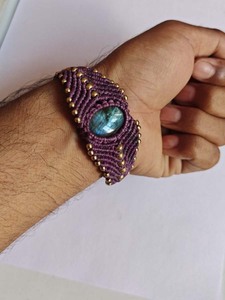 กำไลข้อมือมาคราเม่สีม่วงทำมือประดับลาบราดอไรต์ ปรับขนาดได้ หินประกายวิบวับ สไตล์โบโฮ เครื่องประดับสไตล์ชาติพันธุ์ ขายส่ง - Product Image 1