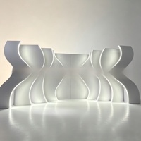 Mur de fond de scène LED personnalisé en forme d'aile ondulée, avec bordure en miroir doré en PVC et panneau acrylique, pour la décoration d'événements hôteliers et de fêtes