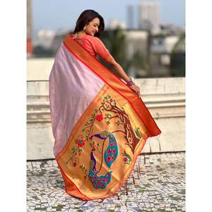 Sari en soie Paithani indien traditionnel Elite Weaves avec motifs tissés Zari et pallu paon Meenakari pour mariages - Product Image 2
