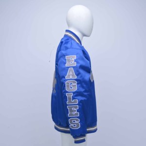 แจ็คเก็ตวาร์ซิตี้ผ้าซาตินคุณภาพสูงสำหรับผู้ชาย สีน้ำเงินและสีเทา ติดกระดุมแบบ Snap พร้อมงานปัก สำหรับผู้ชาย สไตล์สตรีทแวร์ ขายส่งแบบกำหนดเองได้ - Product Image 5